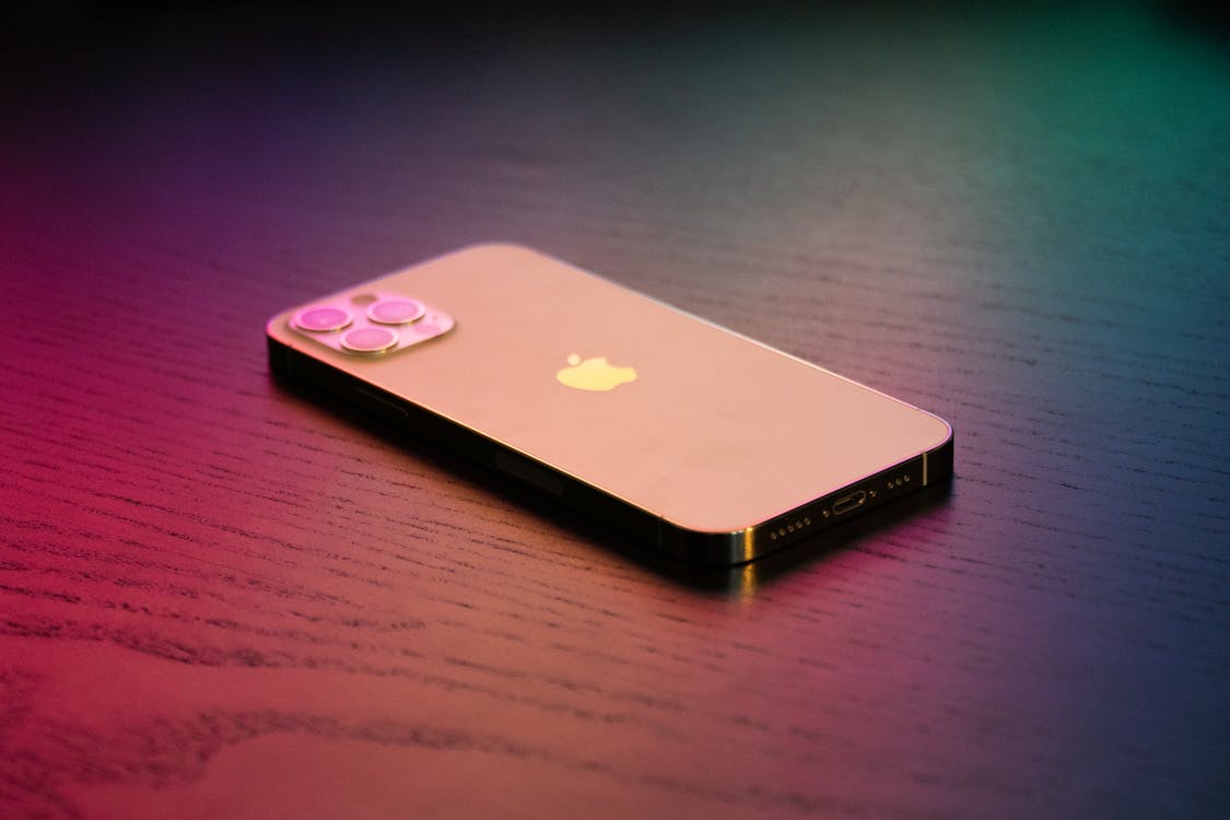 【快訊】多螢幕將成未來發展方向？蘋果下一代 iPhone 背蓋將變這樣
