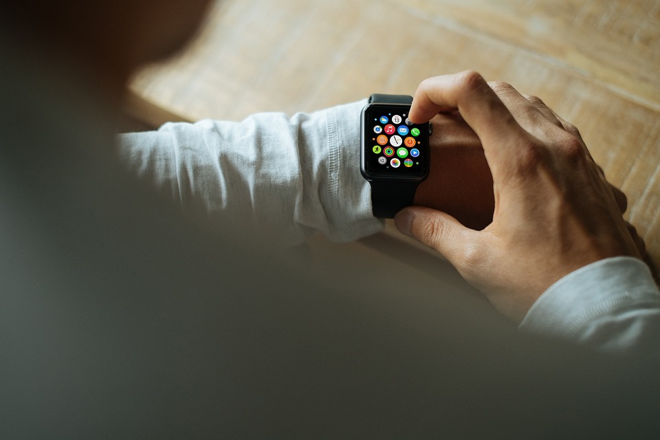 【快訊】間諜專用裝備？ Apple Watch 新專利幫裝上「錶冠鏡頭」