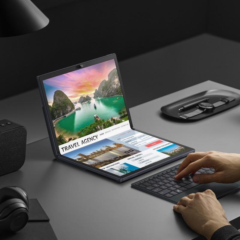 摺疊筆電價格不斐，圖為Zenbook 17 Fold OLED