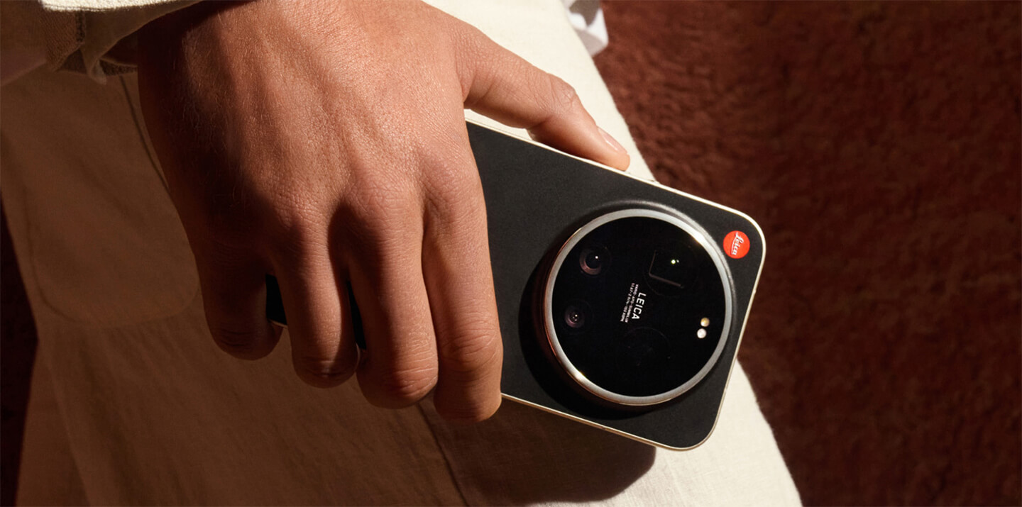 小米 Leica Leitzphone 旗艦手機背面特寫,具備 1 吋感光元件徠卡光學鏡頭,搭配黑色荔枝紋素皮機身。
