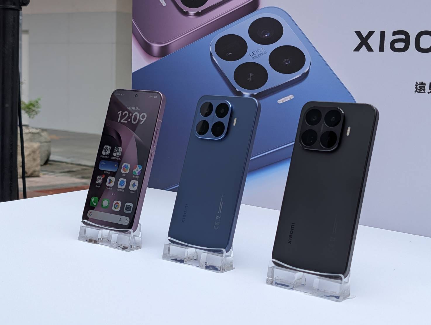 Xiaomi 17T Pro 系列手機展示,展現多色機身與徠卡四鏡頭相機模組設計
