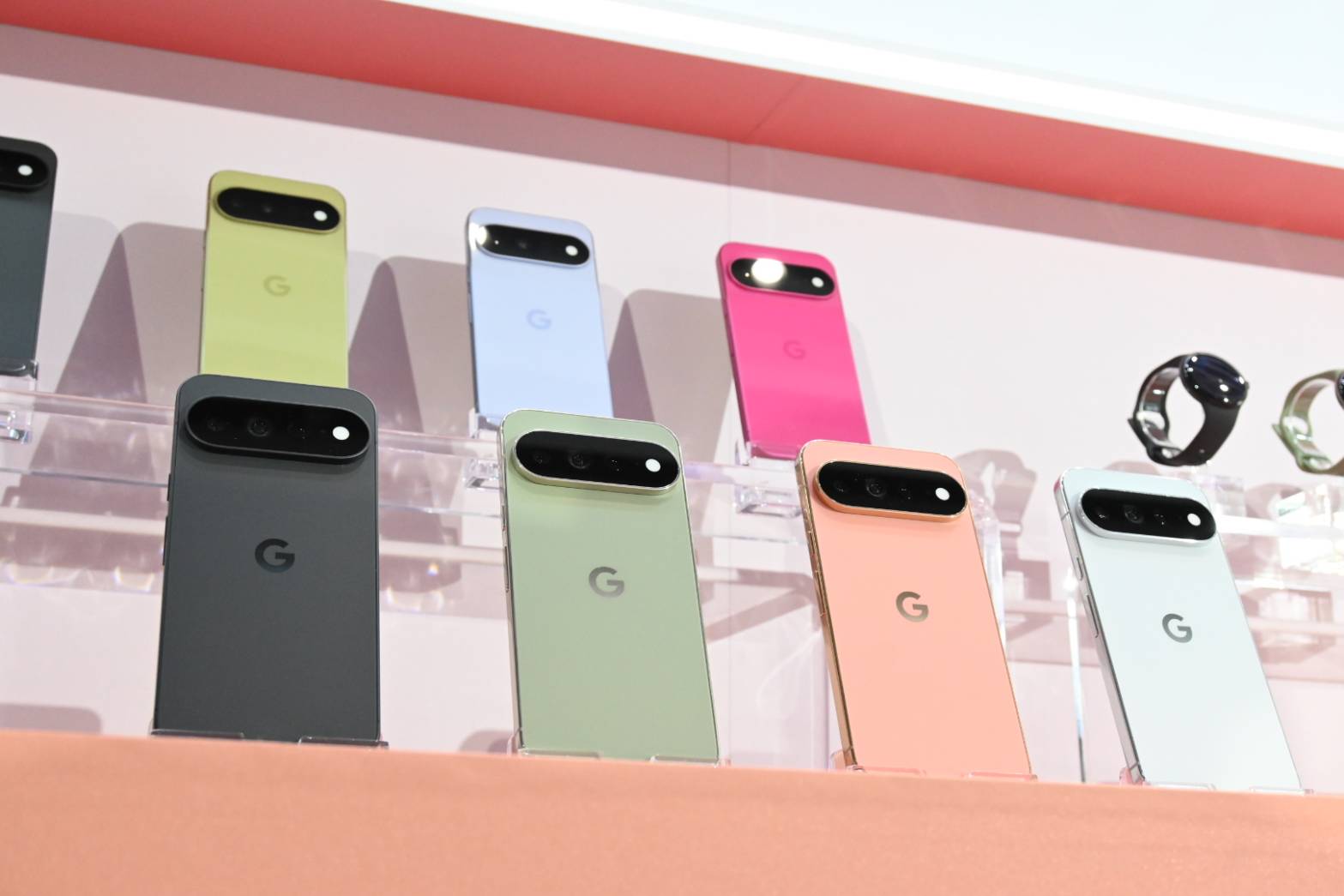 Google Pixel 系列手機多色實機展示，呈現背蓋配色與橫向相機模組