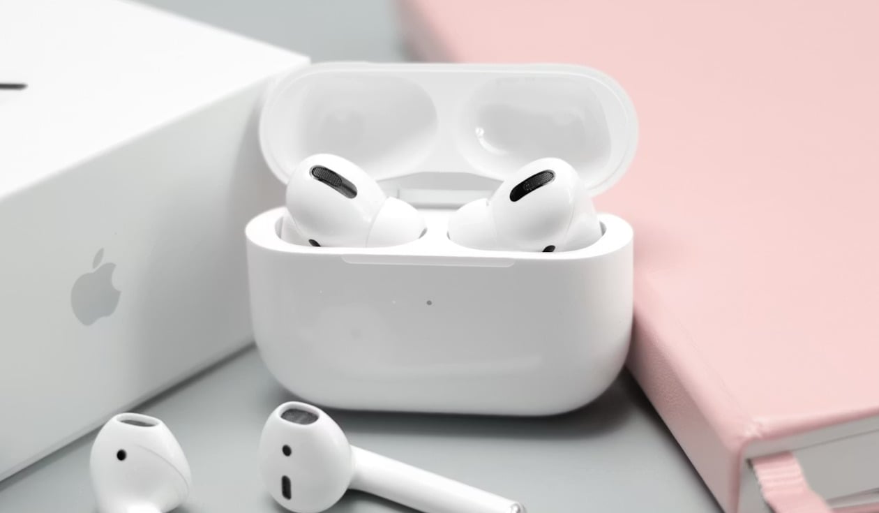 打開的AirPods充電盒與耳機,內部縫隙需定期清理。