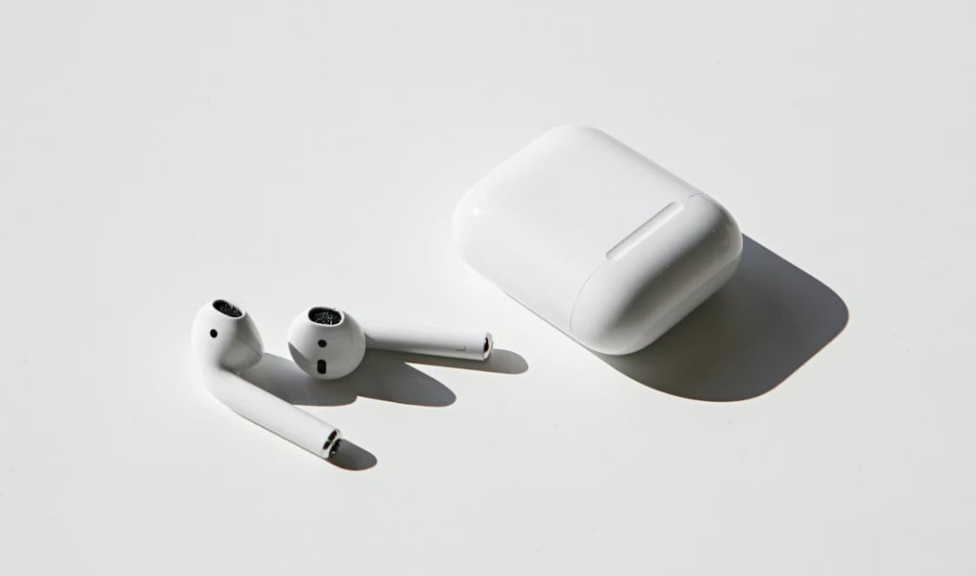 放置於桌面的AirPods左右耳機與充電盒外觀。