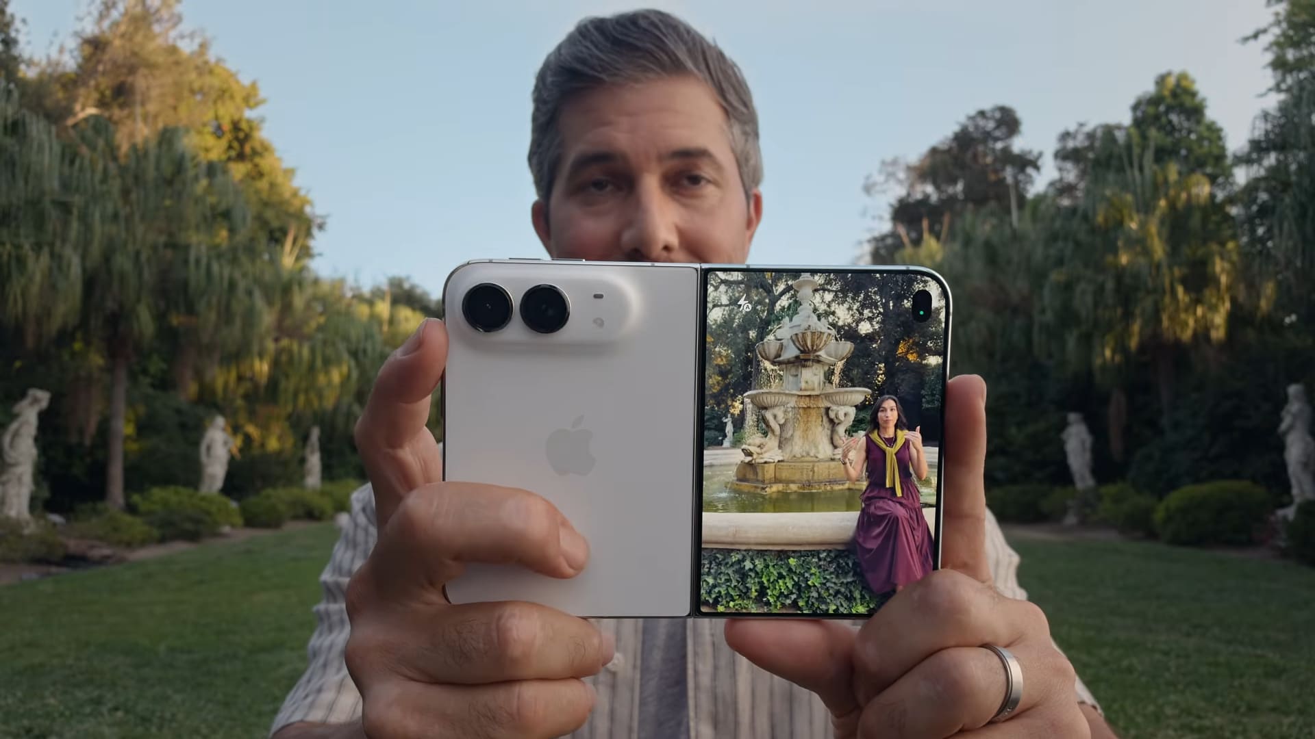 iPhone Duo摺疊機實體拍照模式展示,多角度懸停自拍與外螢幕預覽。