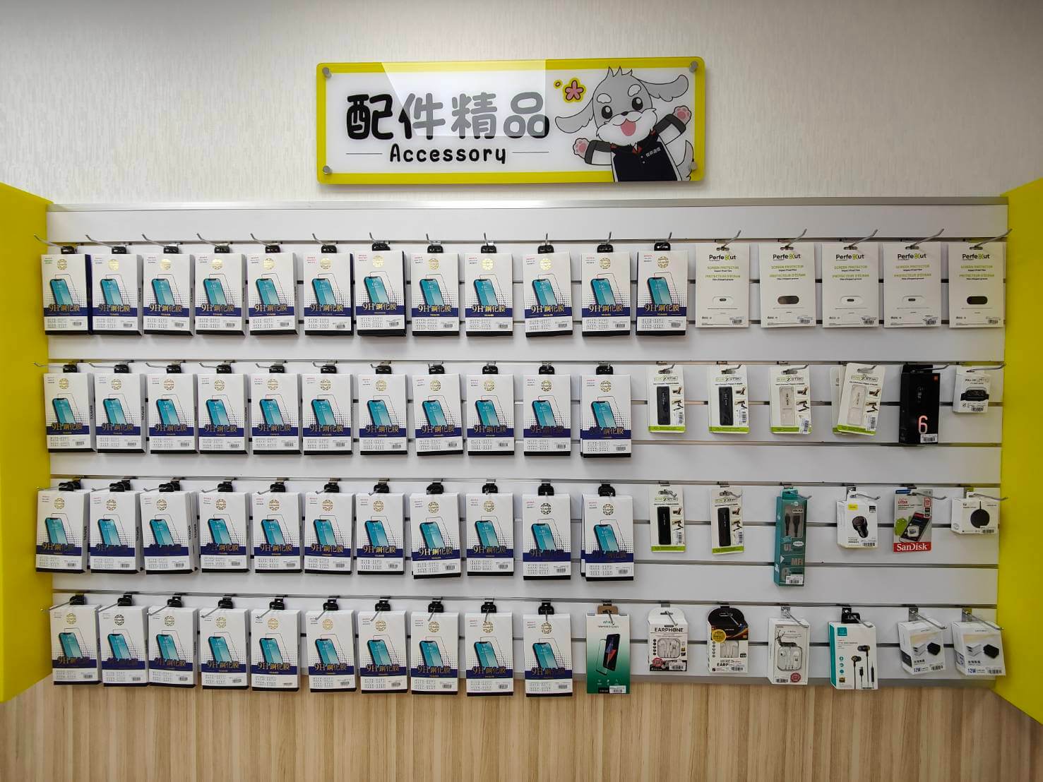 門市提供各大知名品牌,例如:Tougher、犀牛盾、普格爾的3C精品可以選購 門市提供各大知名品牌,例如:Tougher、犀牛盾、普格爾的3C精品可以選購