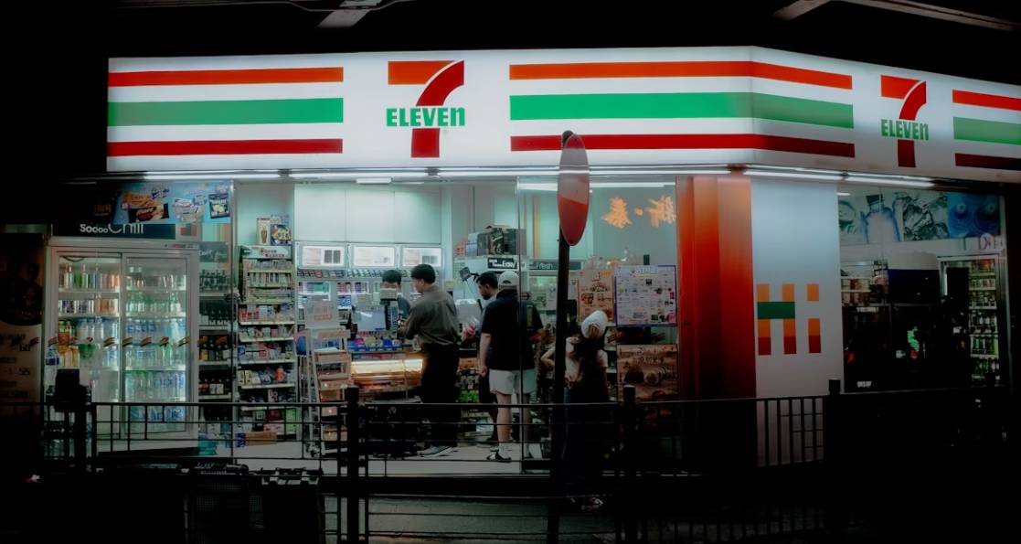 7-11毒油鮮食退費方式二：憑發票至門市櫃台辦理教學。