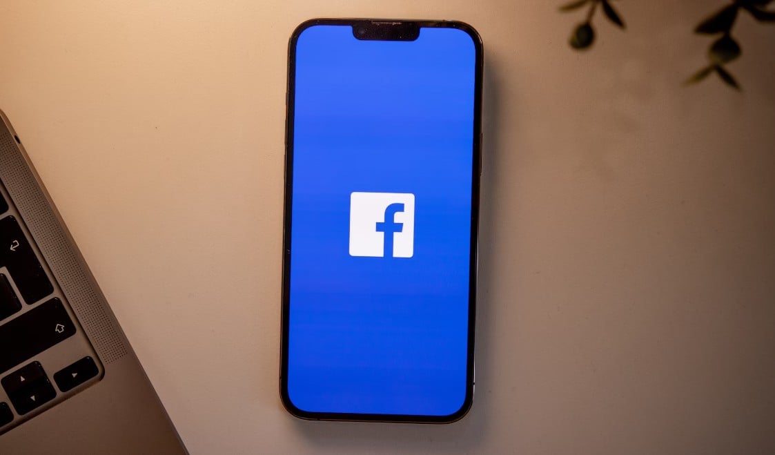 　　在現代人的網路通訊生活中，臉書FB Messenger已成為許多人重要的日常溝通軟體，只要用手機、電腦就能隨時傳送訊息給對方；然而隨著FB私訊數量的增加，有時候會很難快速找到特定的訊息內容，如果還要慢慢手動往上滑、辛苦翻找，那真的是太累人了！幸好FB Messenger內建有「訊息搜尋功能」，用戶只要輸入「關鍵字」，就可以瞬間找到你所需的訊息。今天我們將教你在「臉書Messenger搜尋訊息關鍵字」的方法，讓你能輕鬆在密集的訊息海當中，重新發現那些珍貴的對話時刻！趕快一起繼續閱讀這篇文章的教學懶人包分享吧！