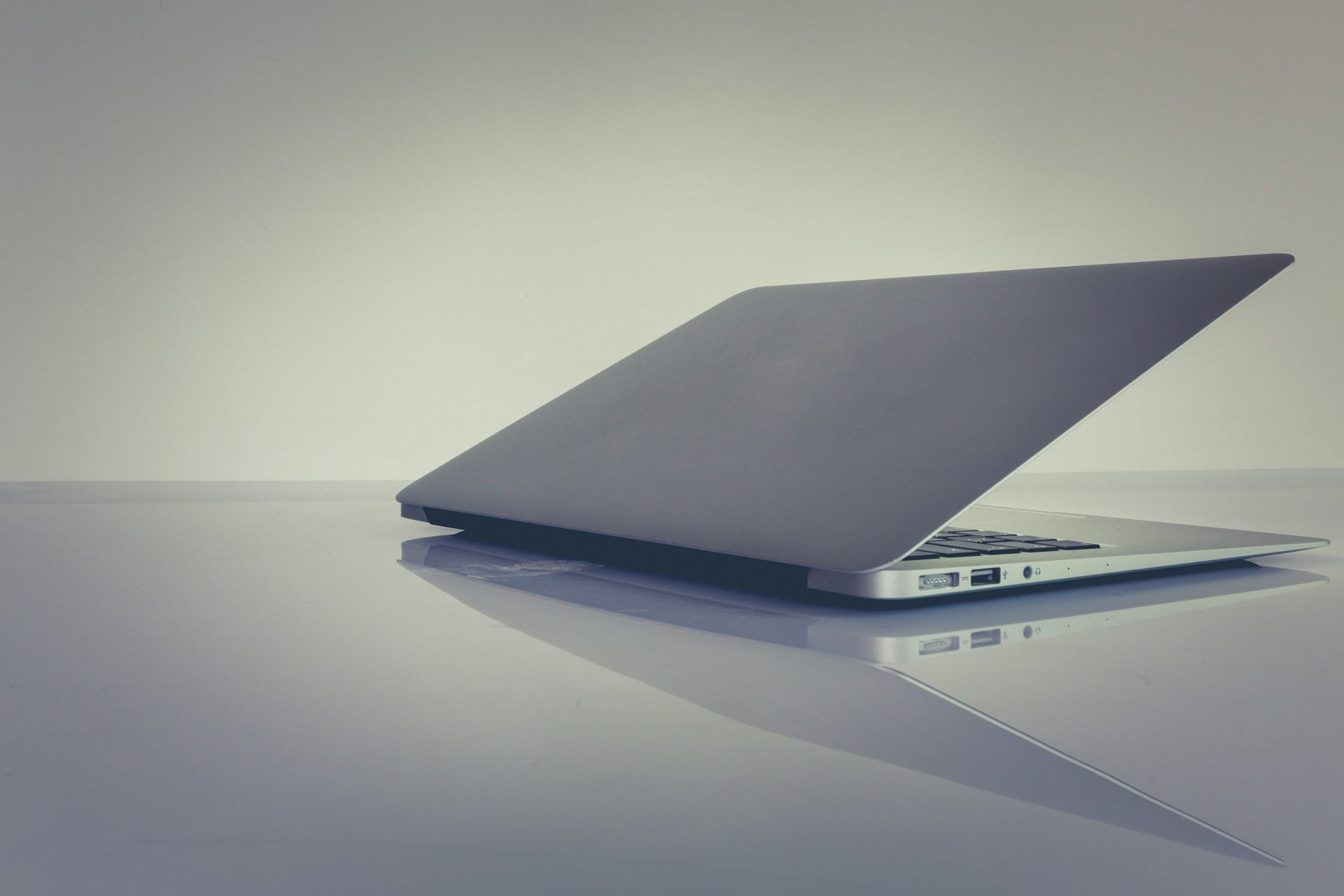 【快訊】觸控 MacBook 要來了？爆料稱「100% 確認」，蘋果筆電或迎重大變革