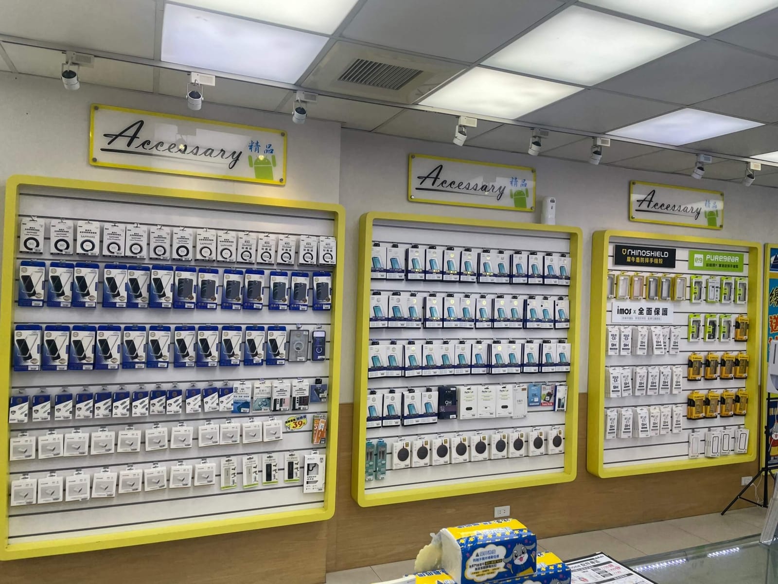 門市提供各大知名品牌，例如：Tougher、犀牛盾、普格爾的3C精品可以選購；現在更與台灣優質保健食品業者「Décent笛頌」異業合作，只在門市獨家販售！