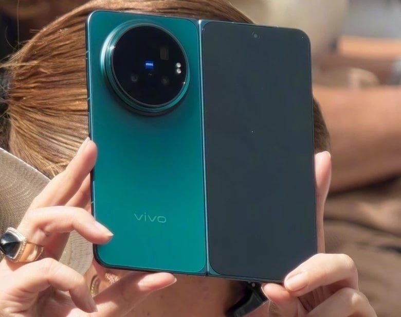 【快訊】vivo X Fold 6 實機照曝光！？青綠漸層新色吸睛，摺疊機不只比規格