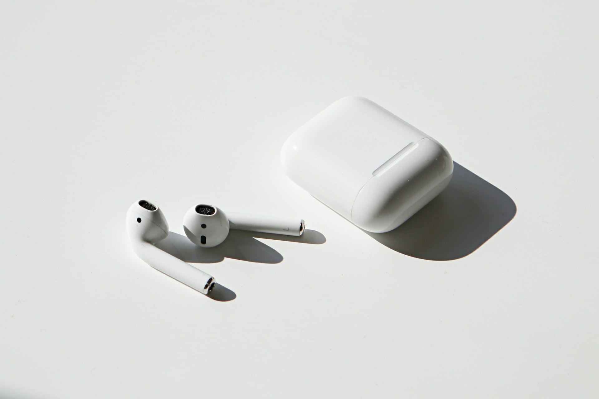 【快訊】AirPods 也要裝相機?蘋果新耳機功能意外曝光,主打 AI 看懂周遭環境