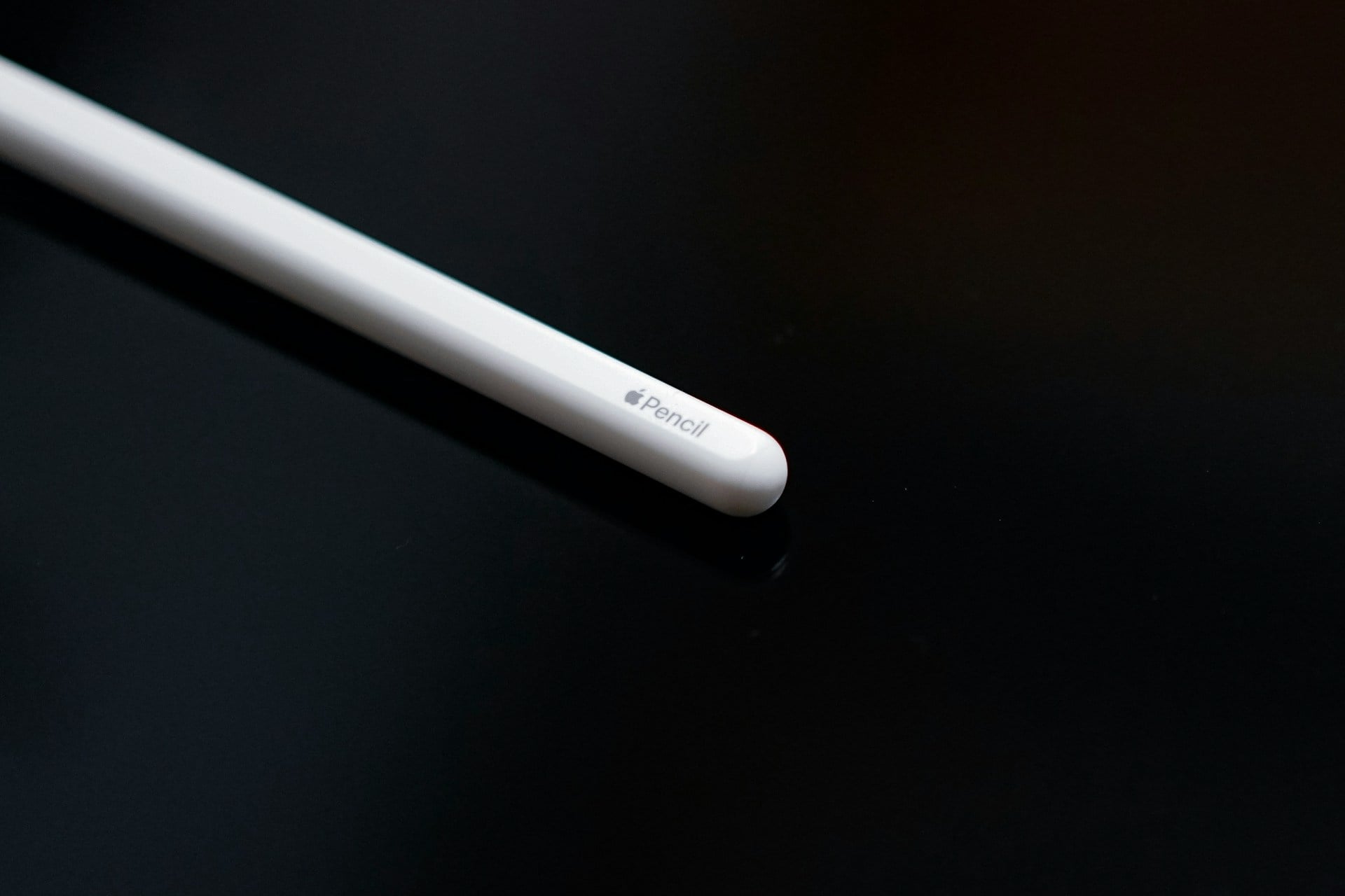 Apple Pencil 放在黑色桌上