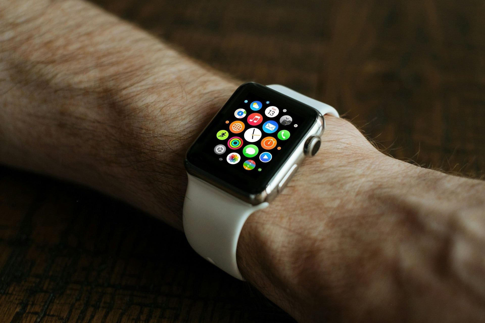 帶著白色的 Apple watch