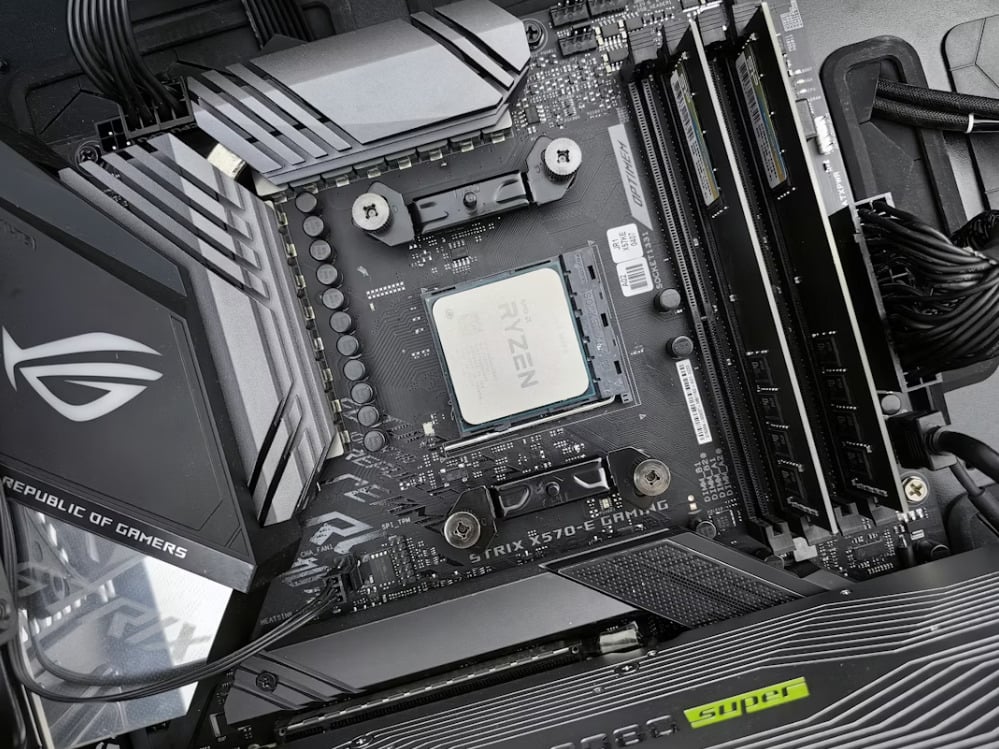 電腦中央處理器 CPU 硬體元件圖示。