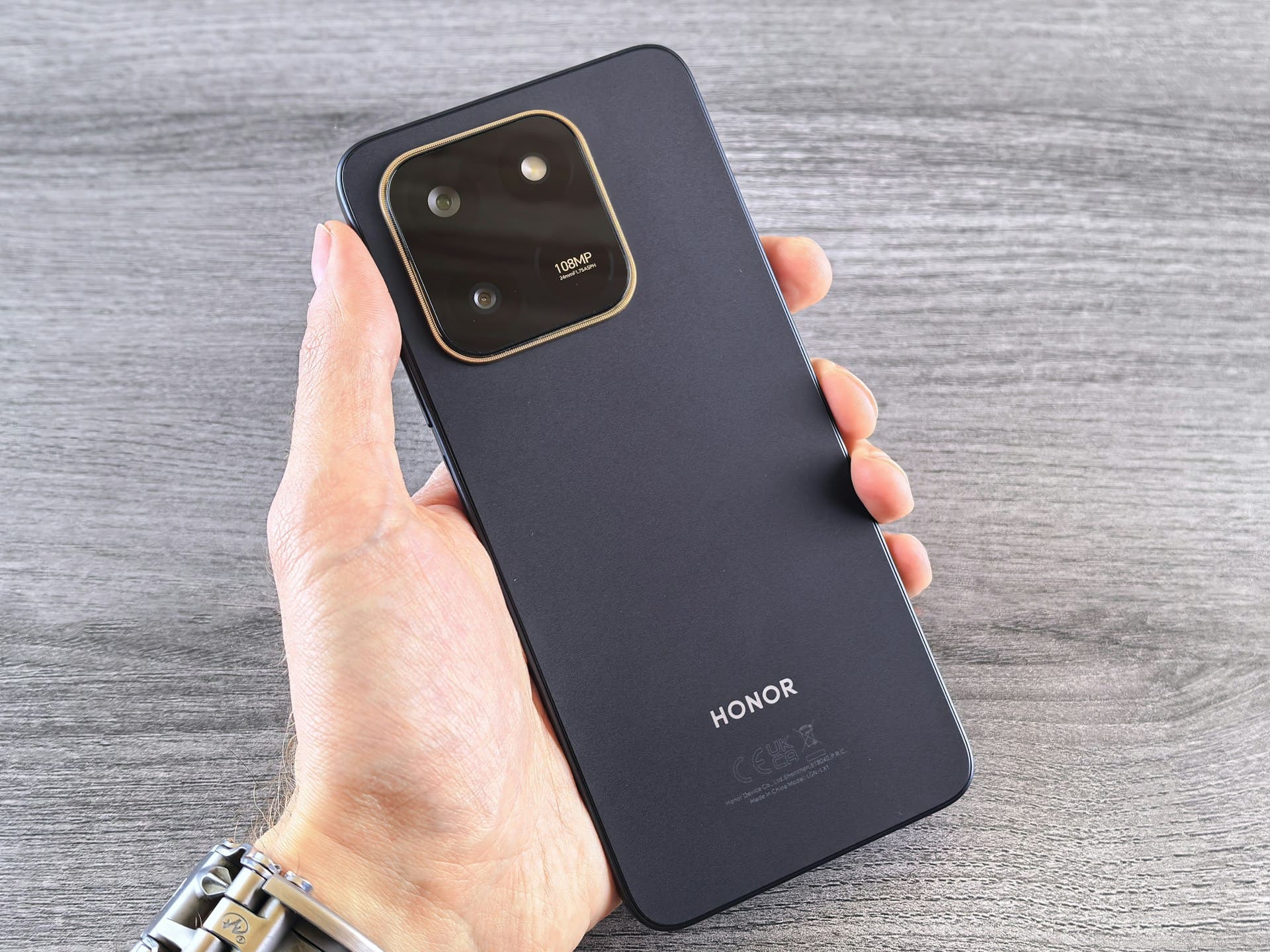 【快訊】HONOR 傳測試 14,000mAh 超大電量手機：挑戰手機續航極限？
