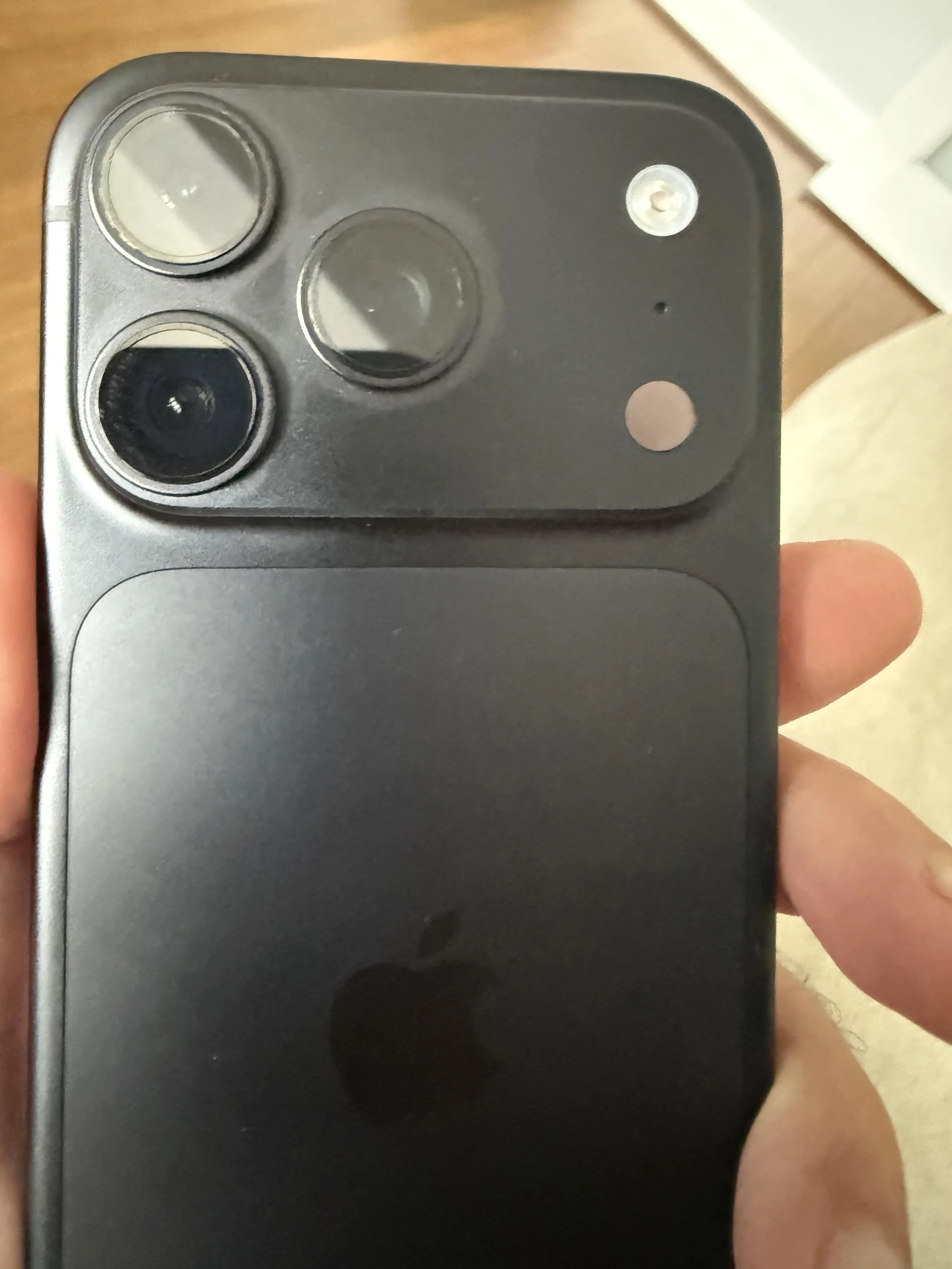 iPhone 18 Pro 黑色鏡頭褪色