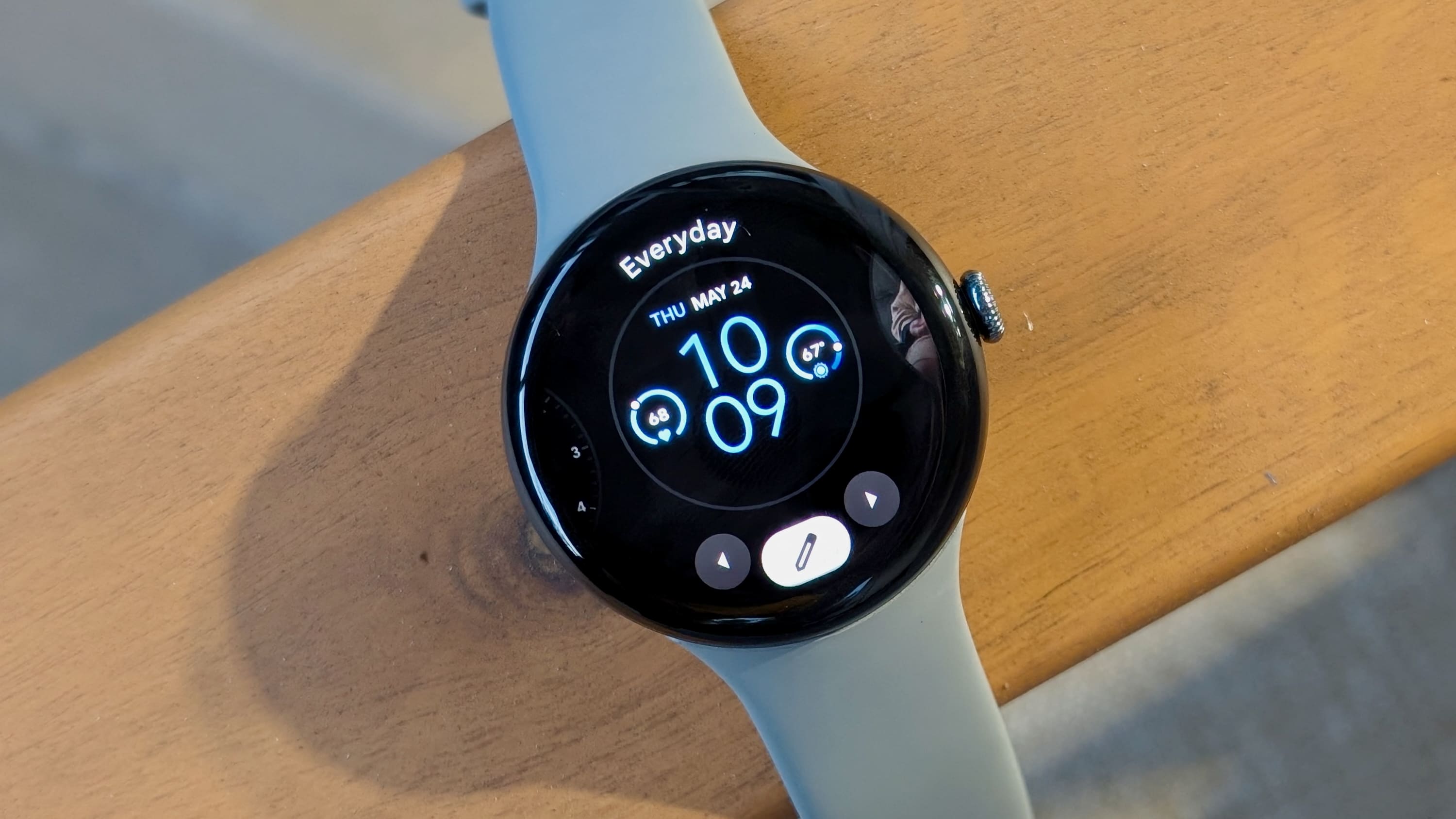 【快訊】Google Pixel Watch 4 全曝光：雙尺寸、四色錶殼、多款錶帶一次了解！