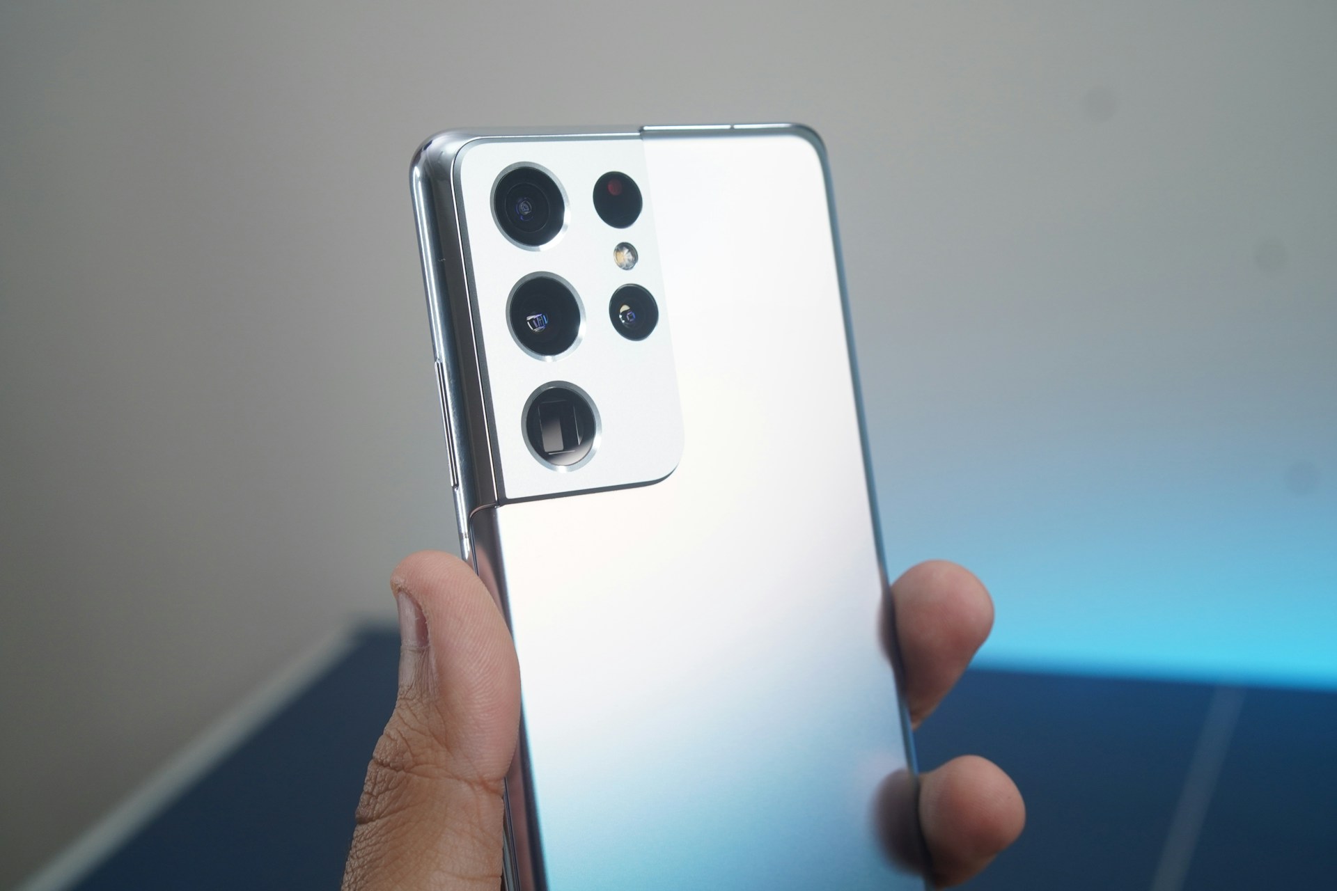 【快訊】Galaxy S26 Edge：傳聞機身更薄、續航卻更強！？