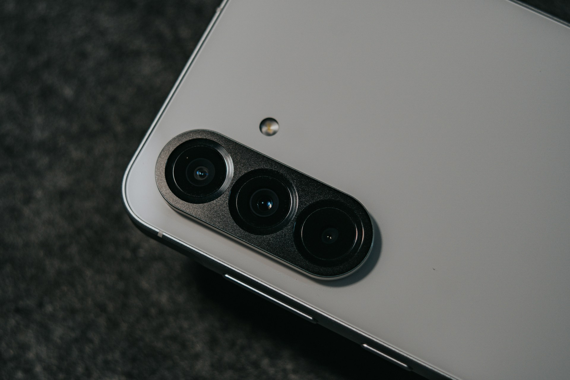 【快訊】Galaxy S26 系列設計曝光:Edge長的更像iPhone 17 Pro?