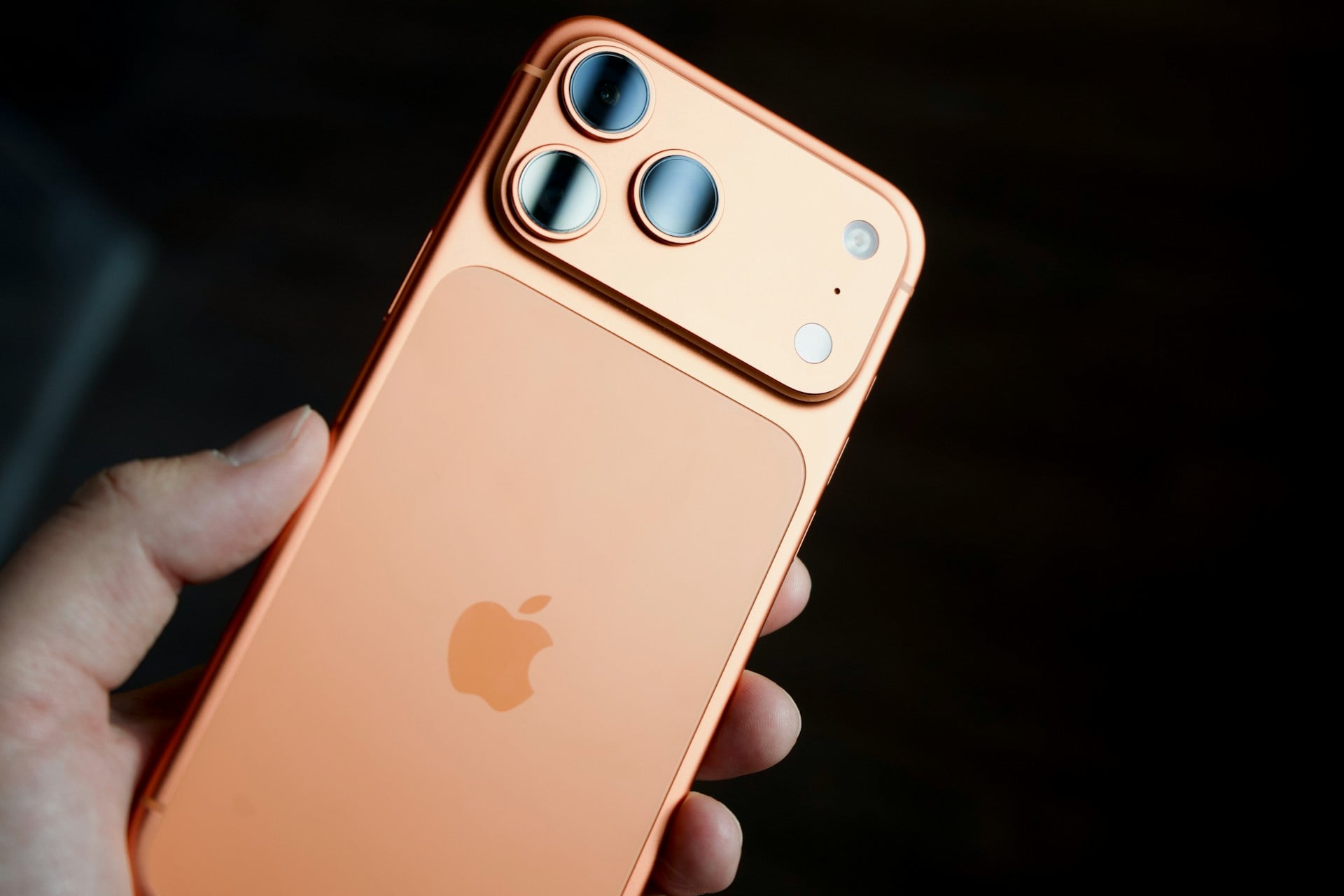 【快訊】Intel 傳未來可能替 iPhone 代工晶片？台積電會有影響嗎？