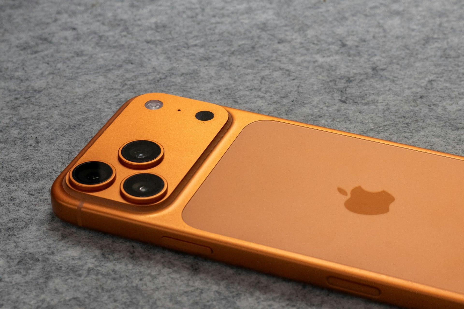 【快訊】iPhone 前鏡頭未來可能「藏到螢幕下」？但需克服技術困境