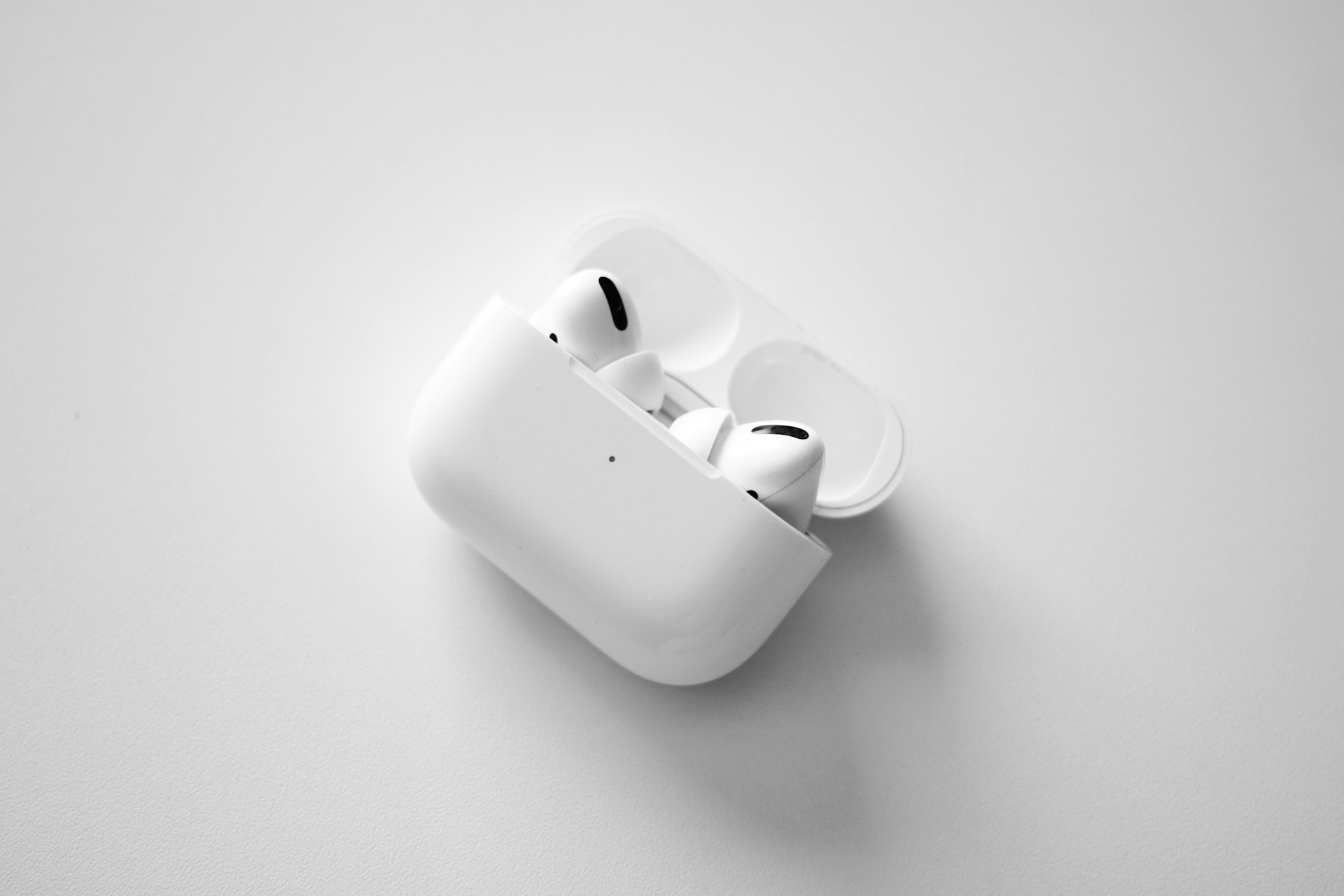 【快訊】AirPods 要有對手了?OpenAI 傳出打造 AI 耳機,劍指蘋果生態圈