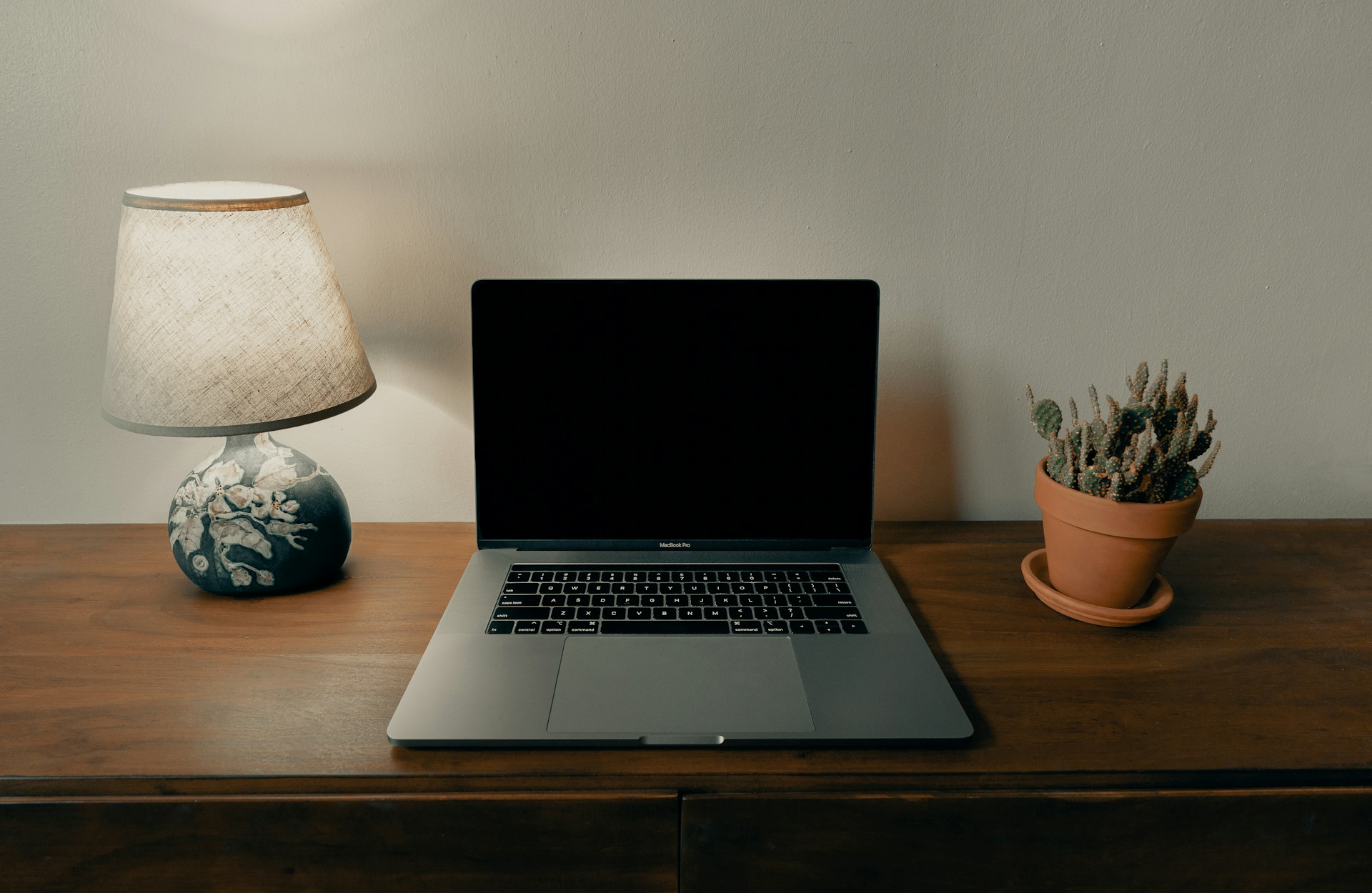 Macbook 在桌上
