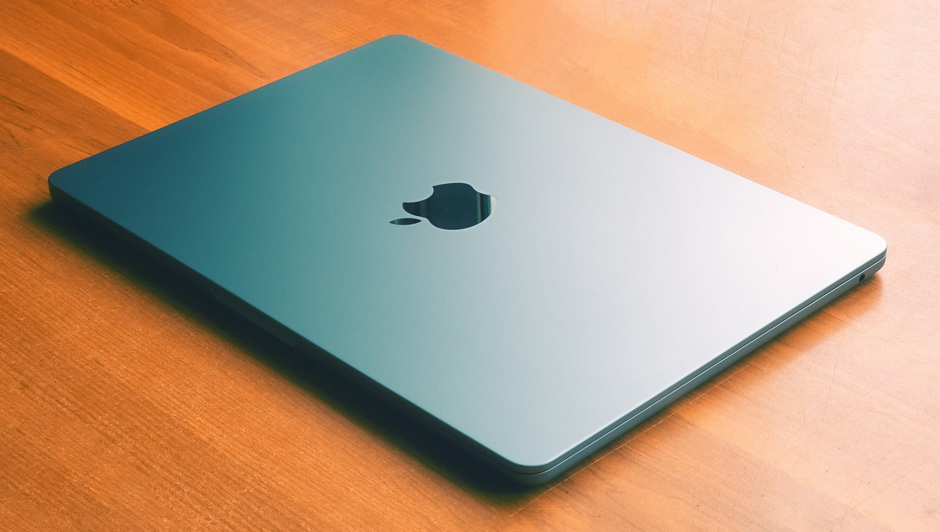MacBook Air 放在桌上