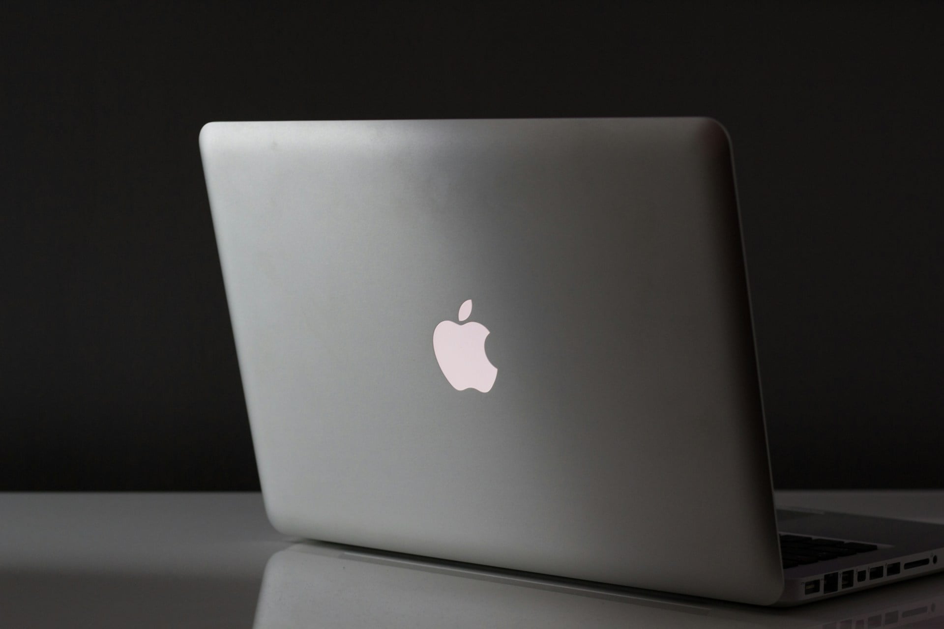 【快訊】MacBook Pro 傳今年可能推出 2 代？M6 提前登場，果粉該等嗎？