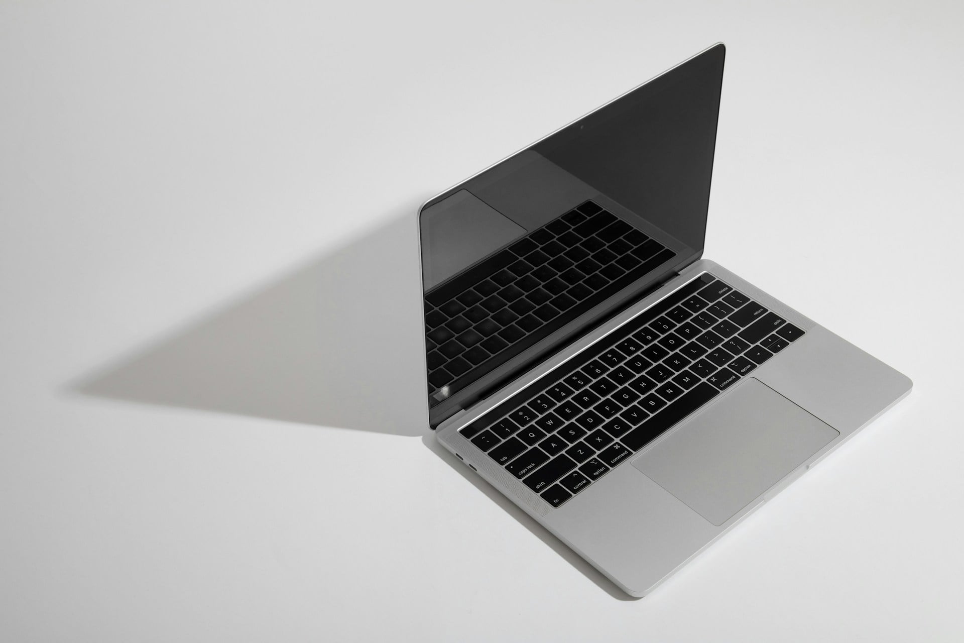 【快訊】Apple 平價 MacBook 傳將登場:挑戰最佳入門筆電?