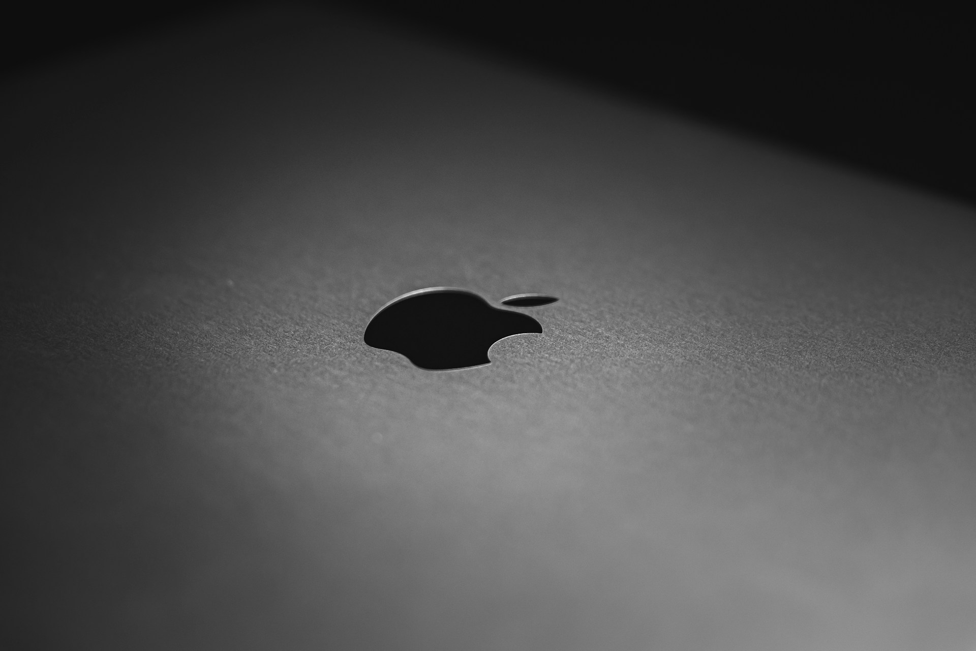 【快訊】OLED + M6 晶片 MacBook Pro 準備中？ 傳有望下半年登場