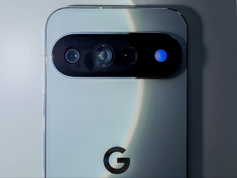 【快訊】Pixel 11 傳出螢幕「自己亮起」問題？疑似抬起喚醒功能過度敏感
