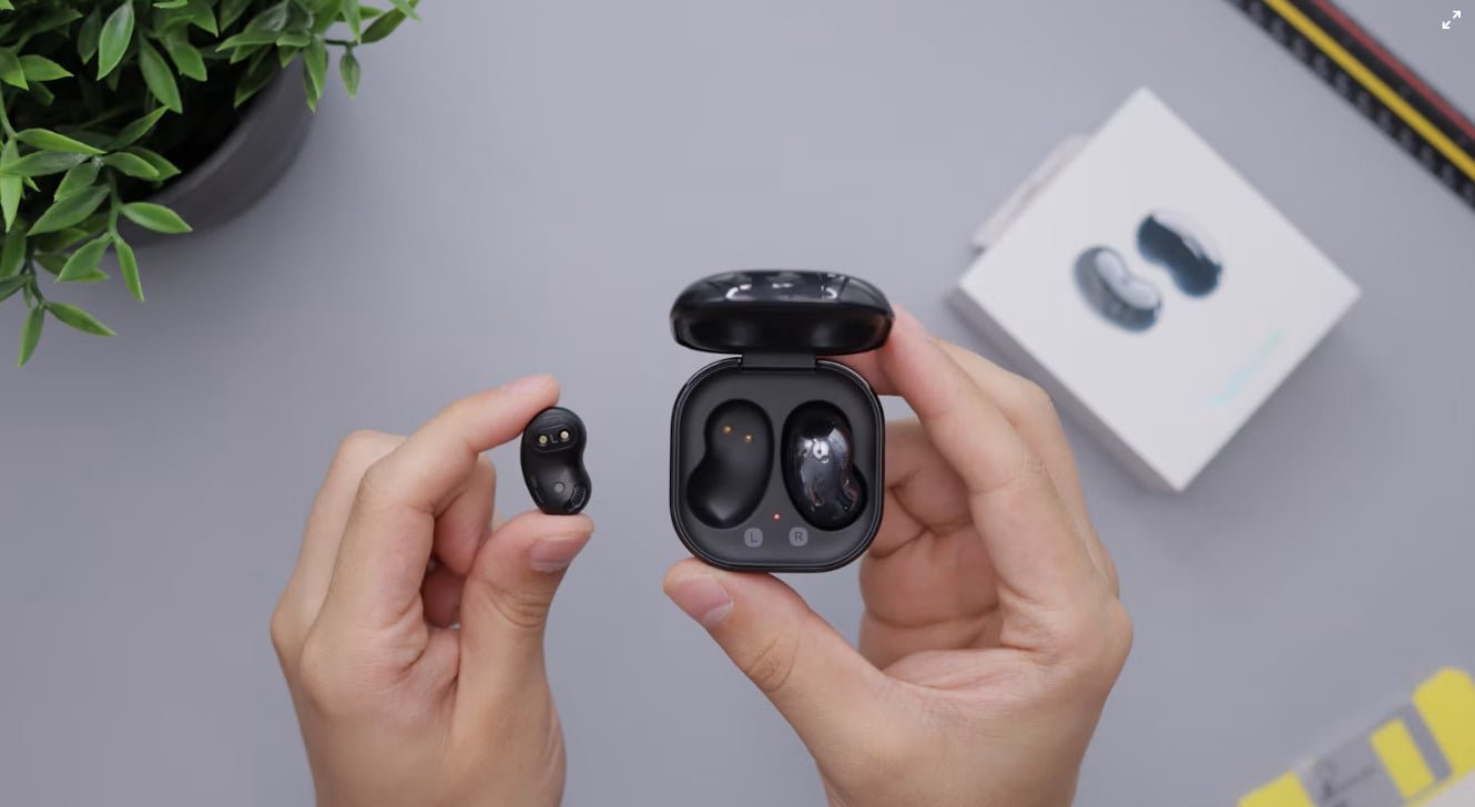 三星 Galaxy Buds3 系列之前的經典型號操作教學,使用點擊與長按手勢控制音樂播放、切換歌曲及接聽電話