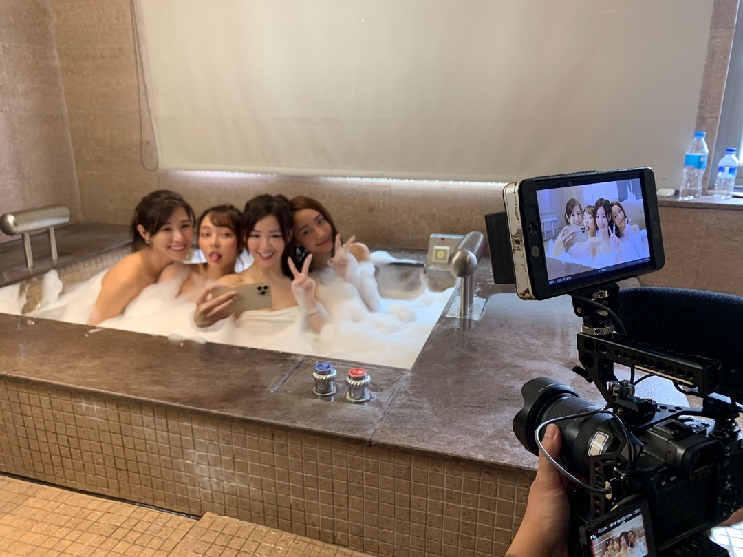 傑昇通信新廣告「手機浸水篇」由樂天女孩沐妍、菲菲、卉妮及人氣網紅林襄一同泡澡，濕身提醒手機浸水該如何處理