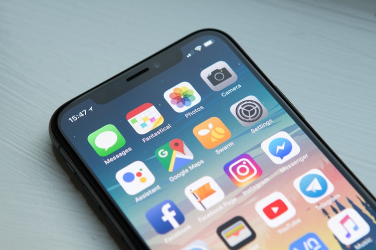 【快訊】iPhone 瀏海真的要掰了？彭博記者爆料：蘋果連續兩年「剪劉海」
