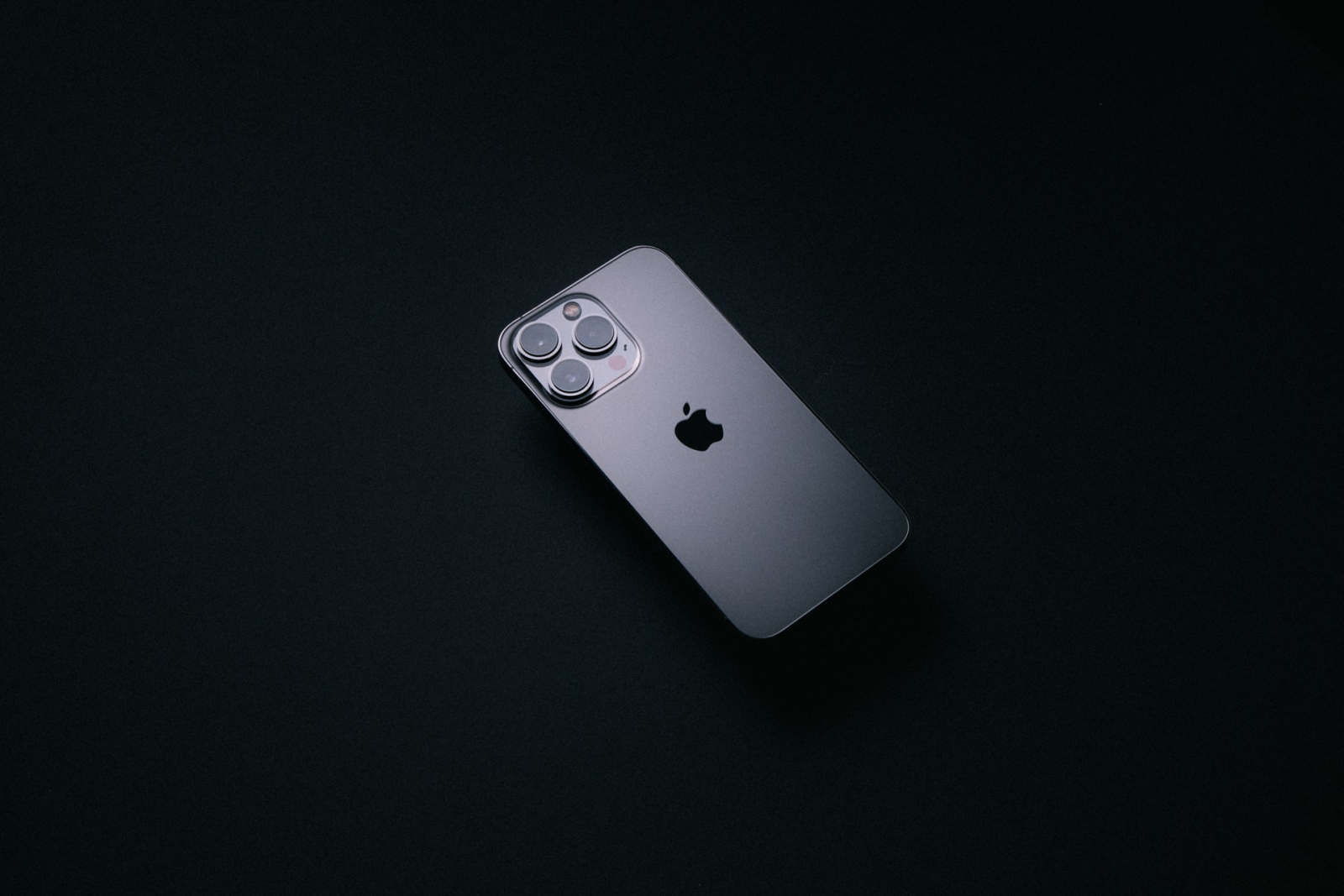 【快訊】摺疊機不夠看？蘋果專利曝光 未來將有「環繞式iPhone」
