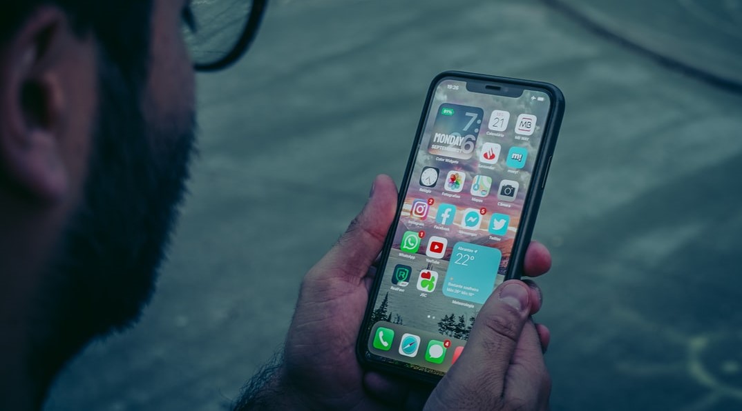 【快訊】iPhone 14沒瀏海要加價！韓媒曝三星助蘋果打造新顯示器
