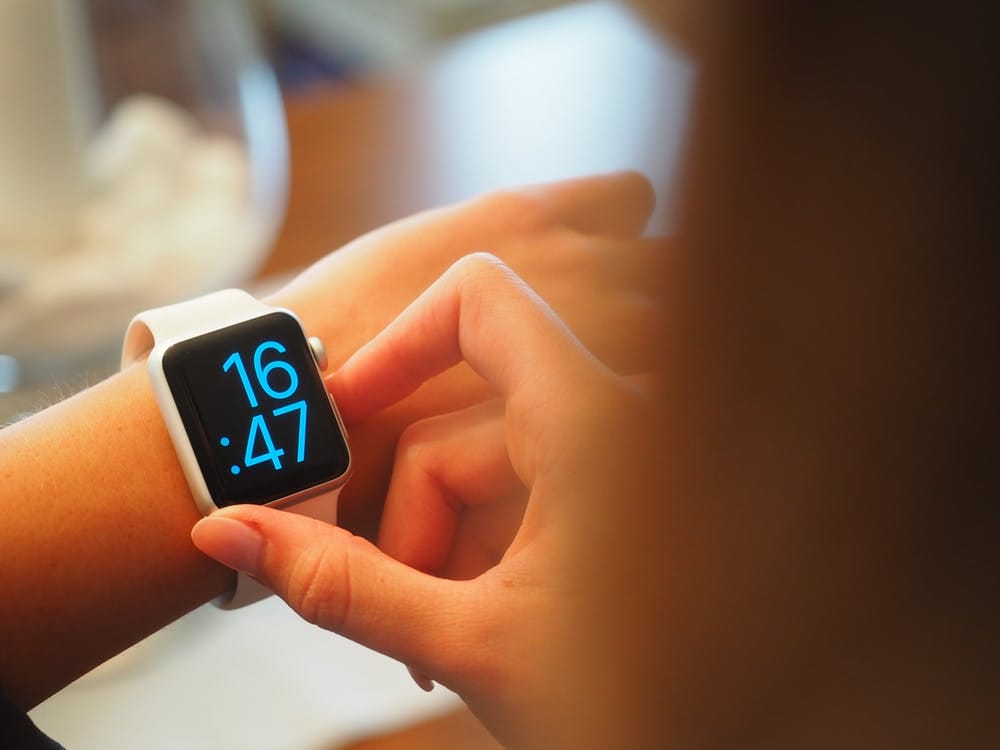 【快訊】下一代 Apple Watch 諜照流出！外型多了兩條槓