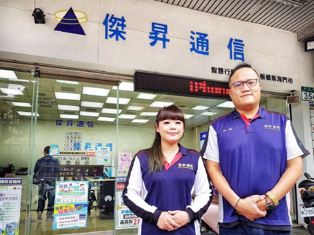 傑昇通信雙12不只有挑戰地表最便宜的優惠活動,還加開了VIVO Y12、VIVO Y15、VIVO Y50、Realme 6I、Realme C3、OPPO A31、OPPO A53、SAMSUNG A11等6,000元有找的入門款手機,其中平價電競手機Realme C3僅3,490元的超低價格,且購機還能參加粉絲月月抽活動,有Apple Watch S3、SUGAR T50、SAMSUNG Galaxy Tab S6 Lite、Pico C VR虛擬眼鏡等多項大獎,以及價值1,000元的尊榮卡、多功能手機觸控支架筆、免費更換保護貼、免費手機清潔及手機健診,每年還享有VIP生日禮,配件85折優惠及終生連鎖售後服務。