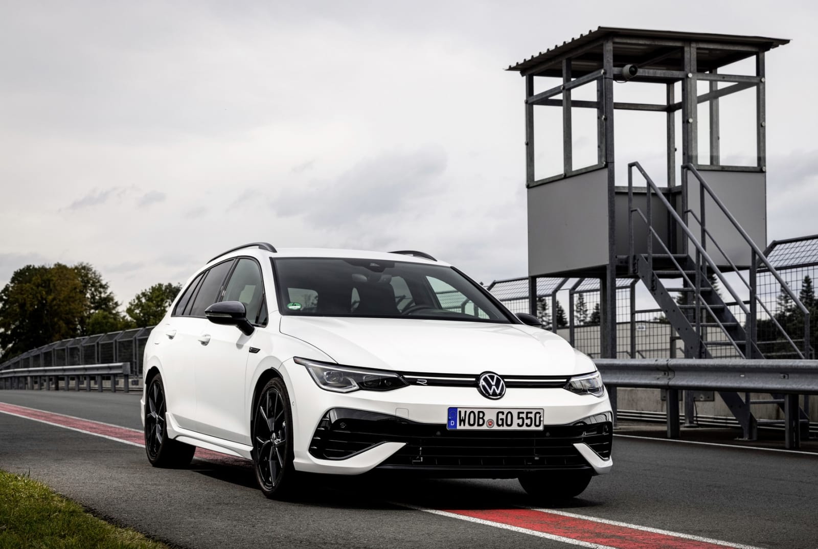 【車型介紹】Volkswagen Golf R Variant!高性能旅行車!