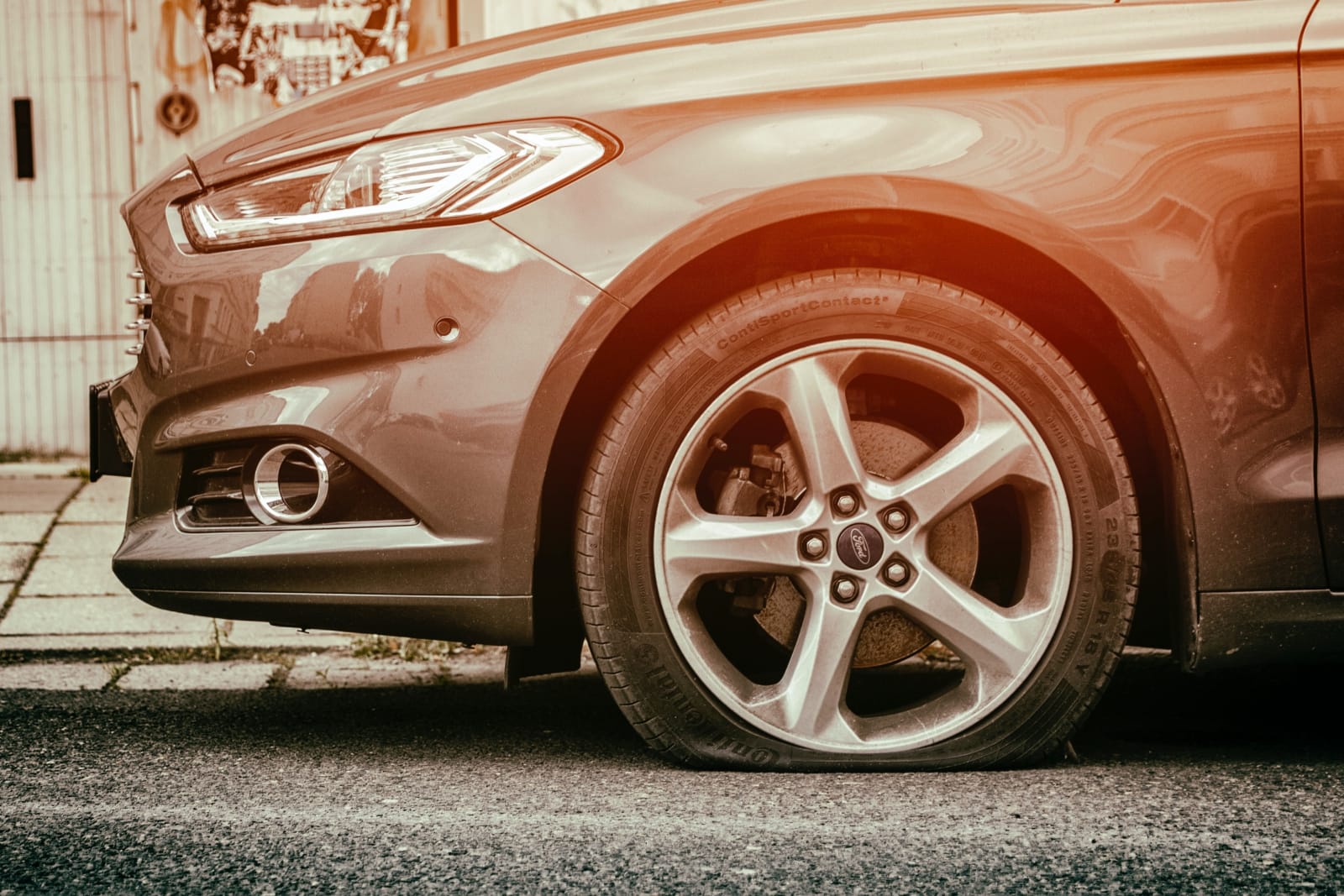 【汽車專知】駕駛時爆胎怎麼辦?如何自保呢?