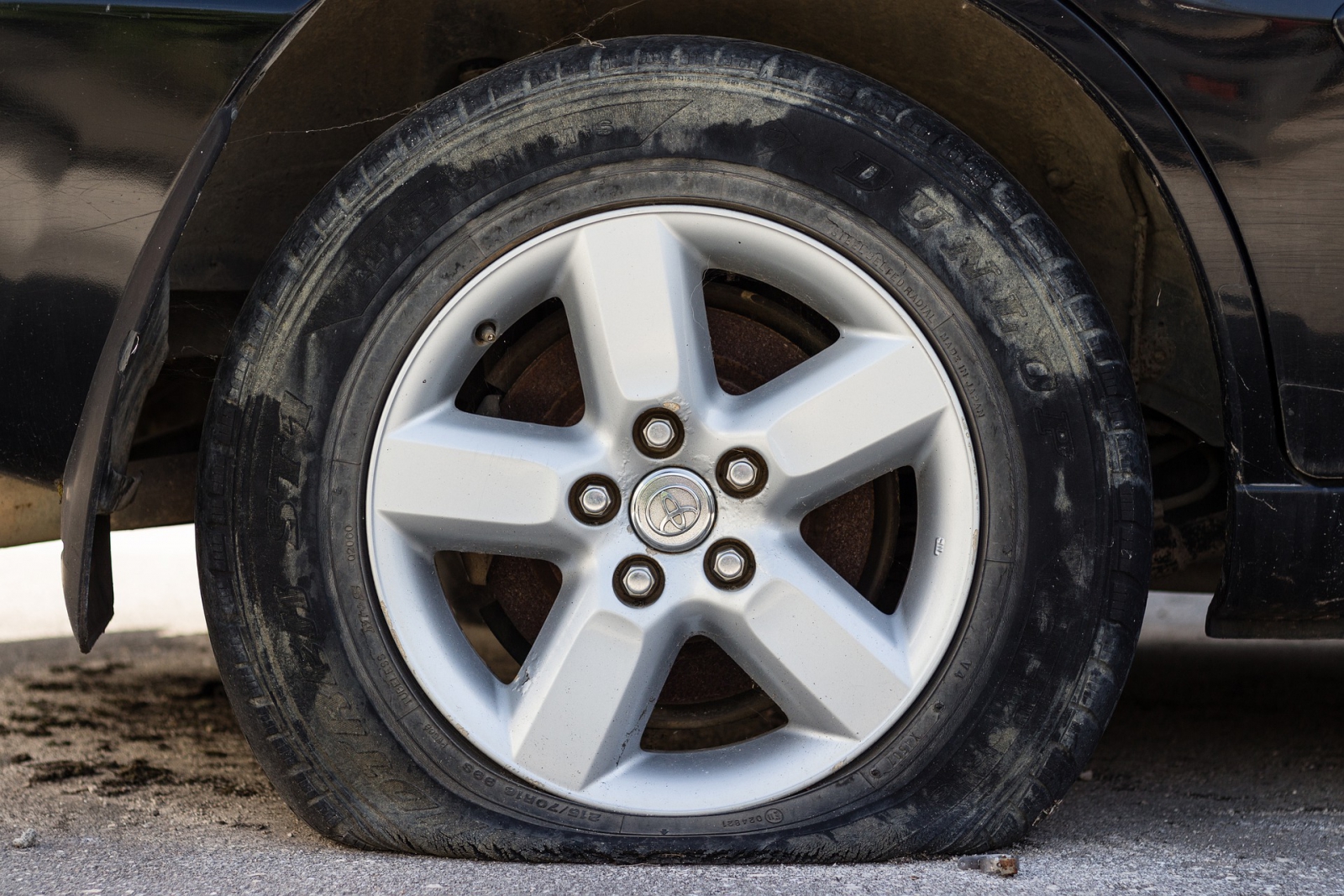 【汽車專知】輪胎中釘就得換？內補、外補怎麼選？