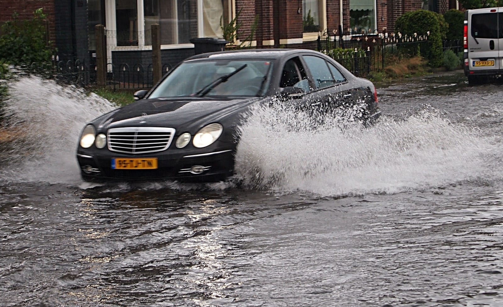 【汽車專知】馬路積水可以過嗎？水深多少會影響車輛呢？