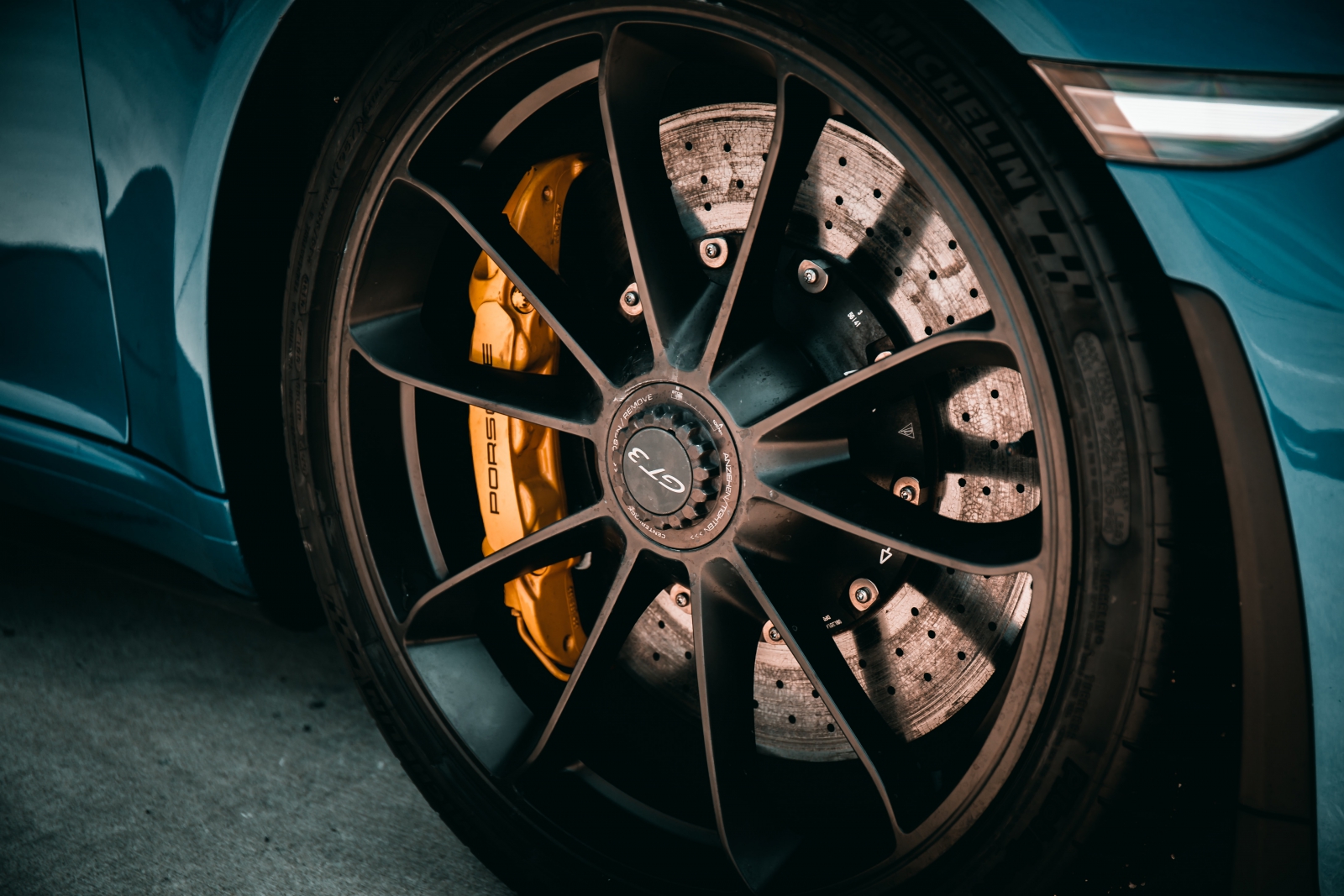 【汽車專知】Porsche卡鉗顏色有什麼差別？如何區分煞車種類？