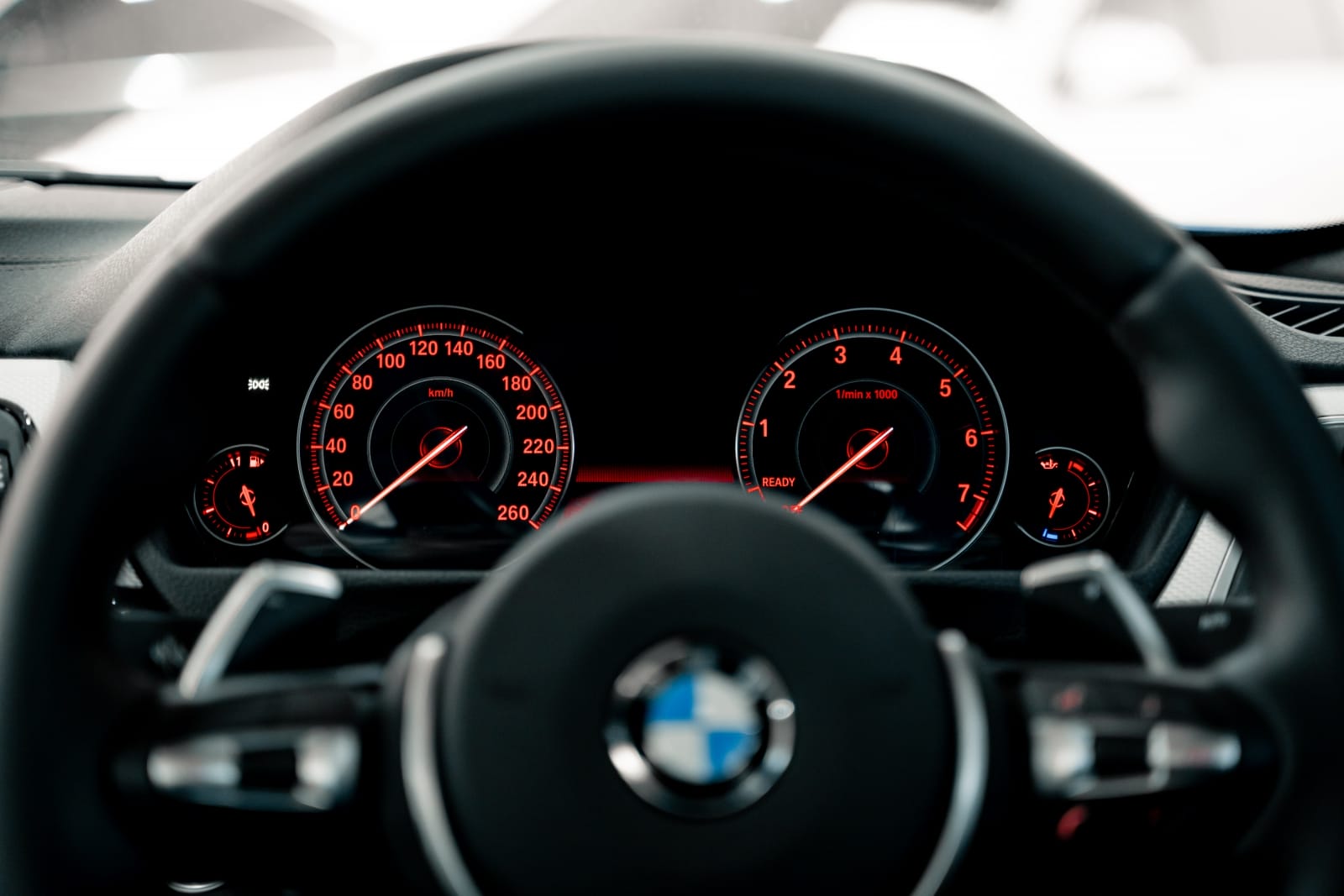【汽車專知】BMW儀表板配色背後的意義?有什麼科學概念呢?