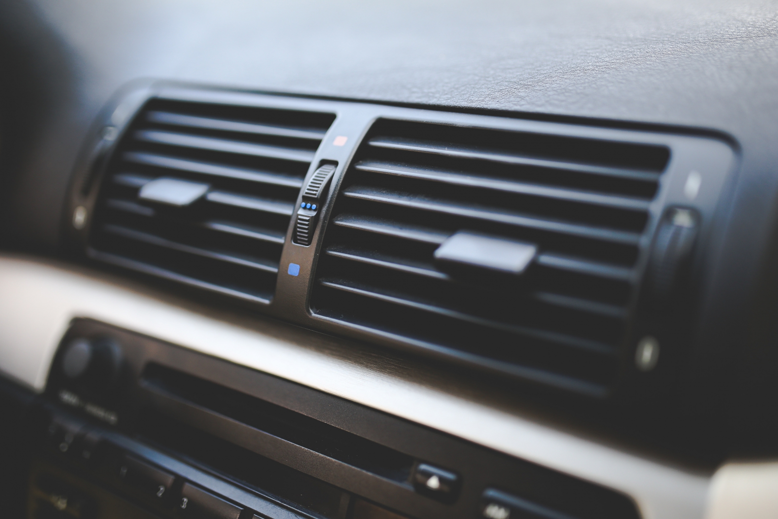 【汽車專知】為什麼車上冷氣有異味？要怎麼改善車上異味？