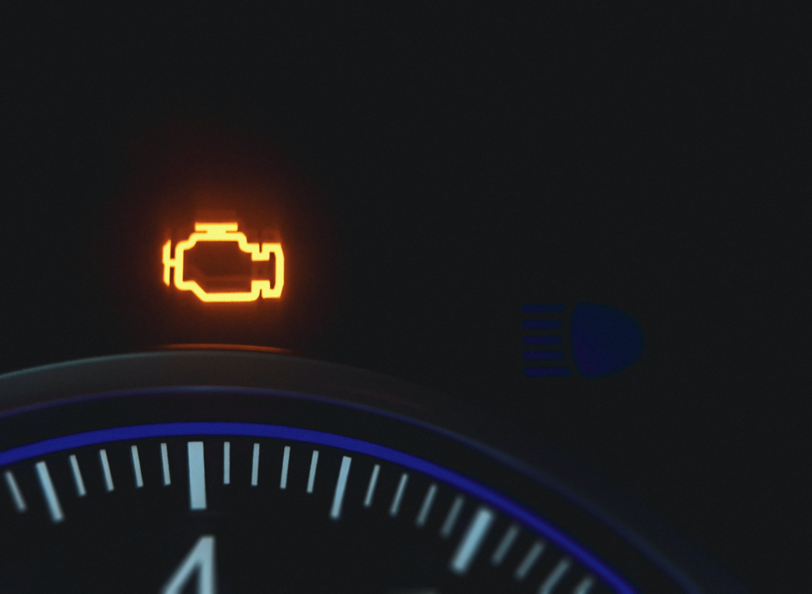【汽車專知】為什麼引擎故障燈會亮？該怎麼處理呢？