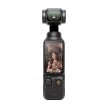 DJI Osmo Pocket 3 手持雲台相機，黑色機身直立正面，三軸雲台鏡頭置頂，觸控螢幕顯示拍攝畫面與操作介面