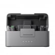 DJI Mic Mini 無線麥克風充電盒，灰色盒身開蓋展示，內含接收器與發射器，前方四顆電量指示燈，標示穩定傳輸、主動降噪與輕量設計圖示